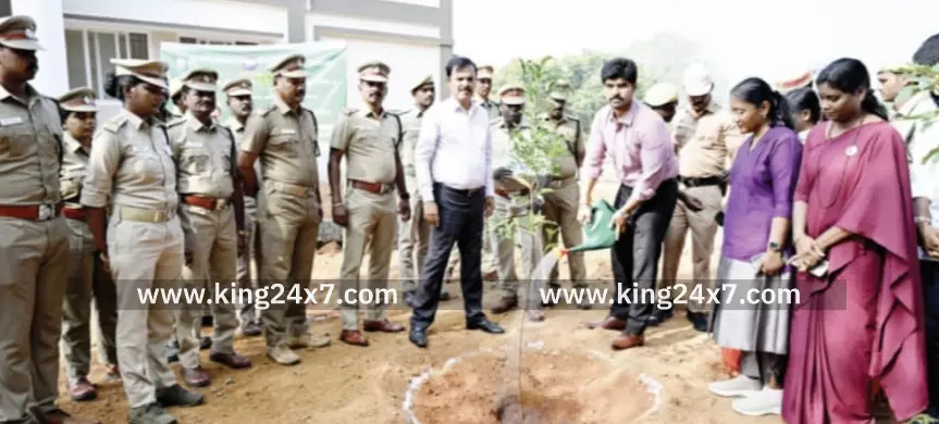 திருவள்ளூர் மாவட்ட ஆட்சி அலுவலக வளாகத்தில் மரக்கன்றுகள் நடப்பட்டனர்.