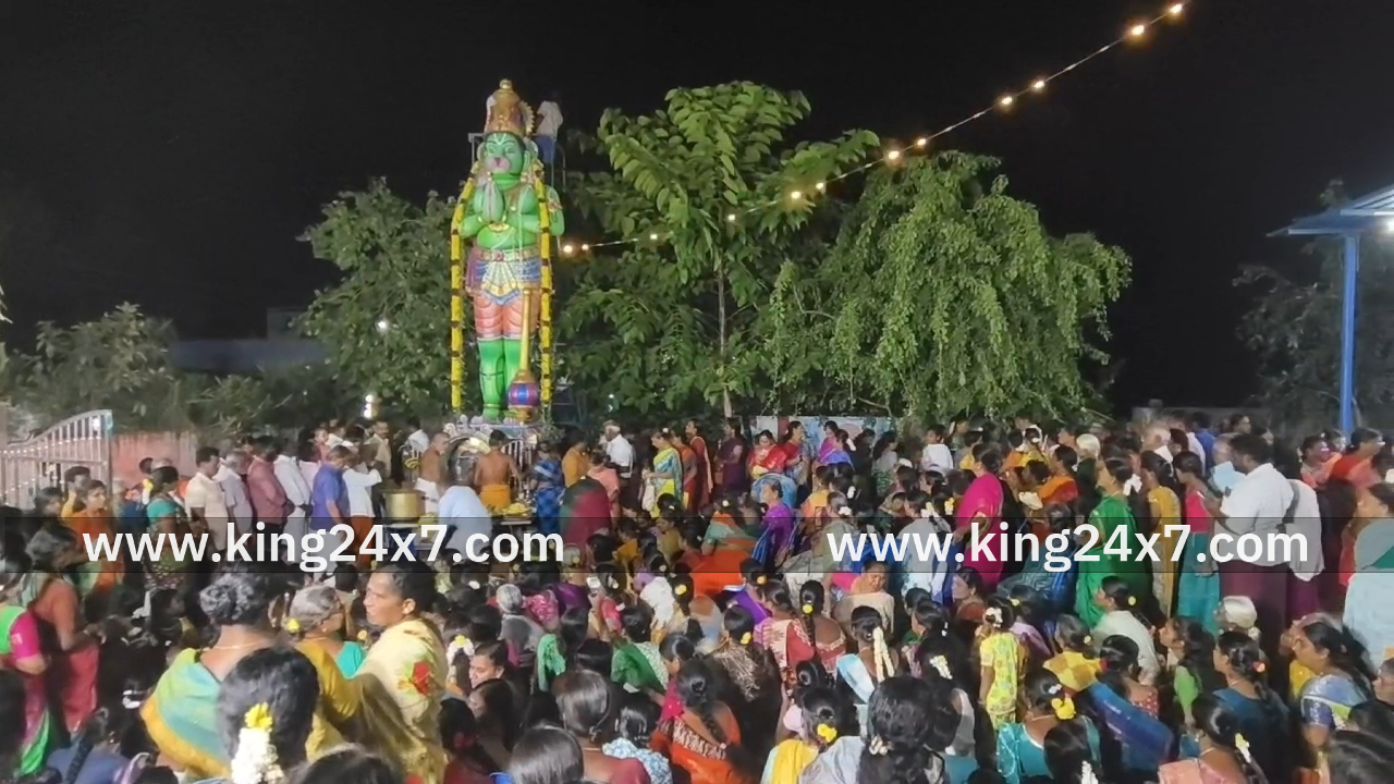 அனுமன் ஜெயந்தி 15 அடி விஸ்வரூப ஆஞ்சநேயருக்கு வட மாலை அணிவித்து சிறப்பு அபிஷேகம் செய்து சாமி தரிசனம் செய்தனர்