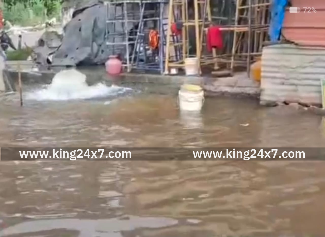 தண்ணீர் சாலையில் ஆறாக  பெருக்கெடுத்து ஓடும்  காணொளி