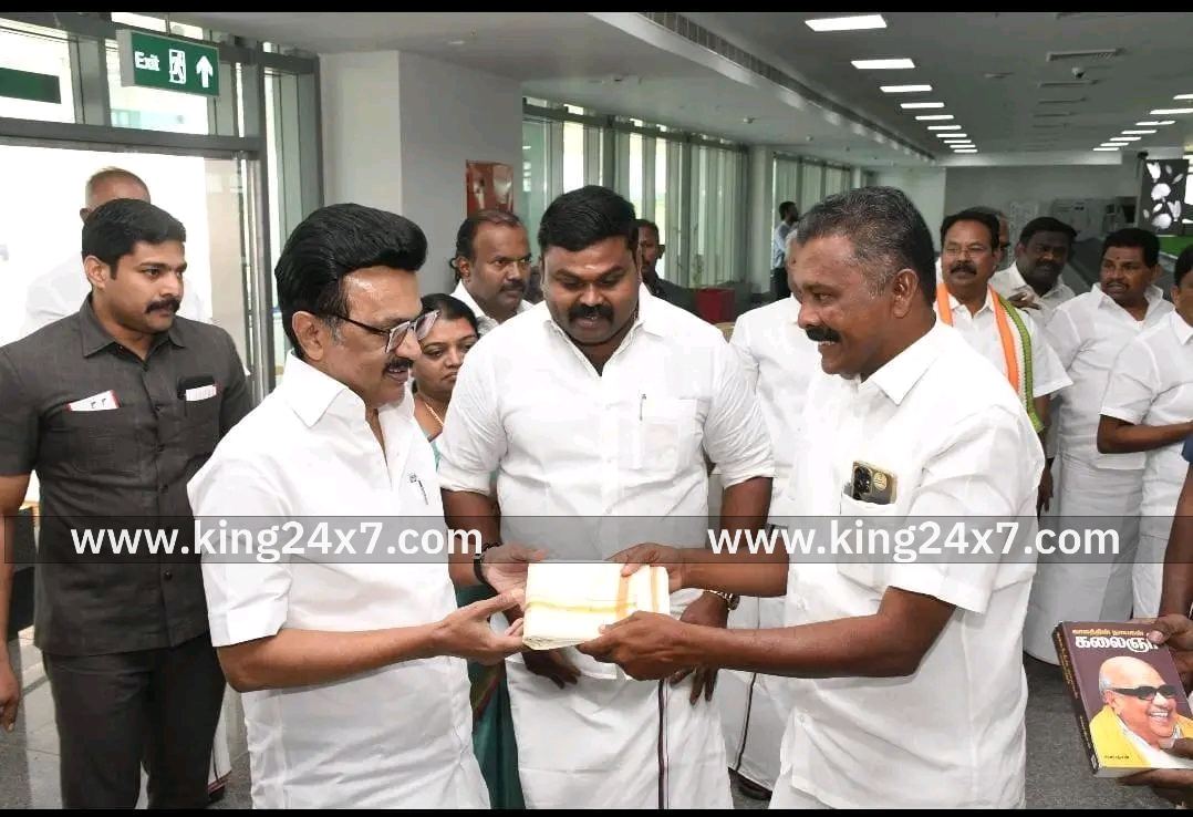 தமிழ்நாடு முதலமைச்சரை வரவேற்ற திமுக மாவட்ட செயலாளர்கள்