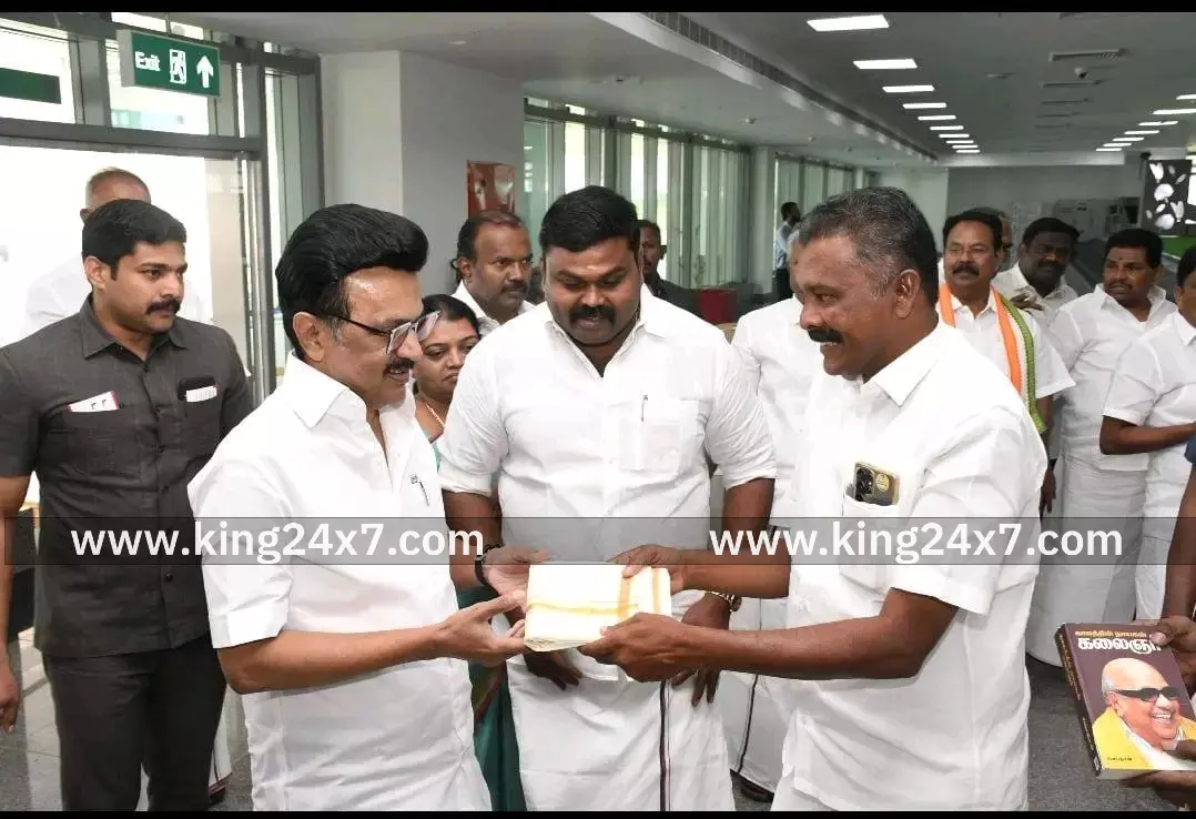 தமிழ்நாடு முதலமைச்சரை வரவேற்ற திமுக மாவட்ட செயலாளர்கள்