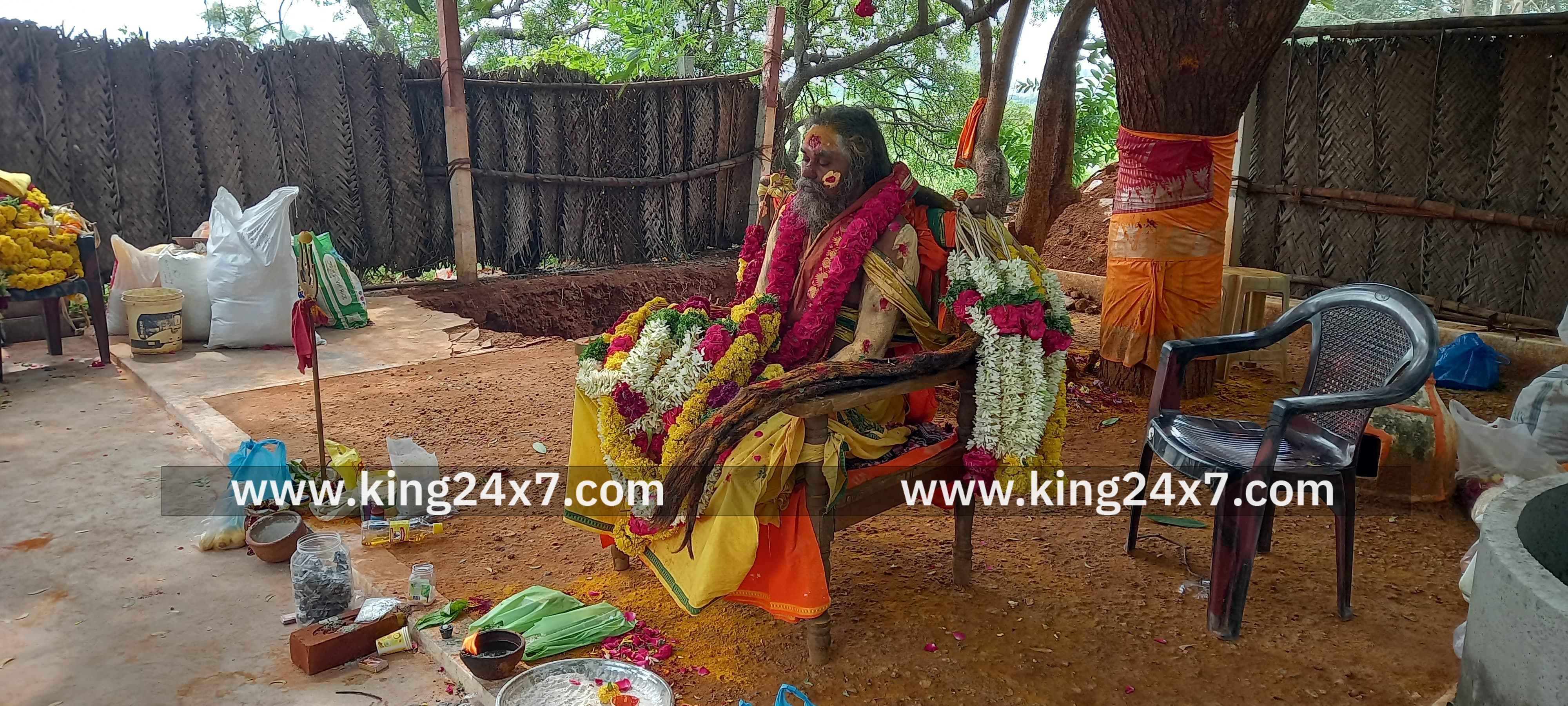 கோவில் அருகே சாமியாரின் உடலை அடக்கம் செய்ய முயன்றதால் பரபரப்பு