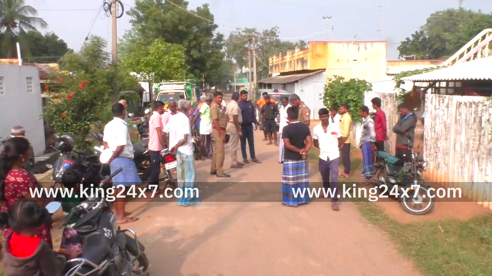 மணப்பாறை அருகே
வீட்டின் பூட்டை உடைத்து 2 லட்சம் பணம் நகை கொள்ளை
போலீசார் விசாரணை