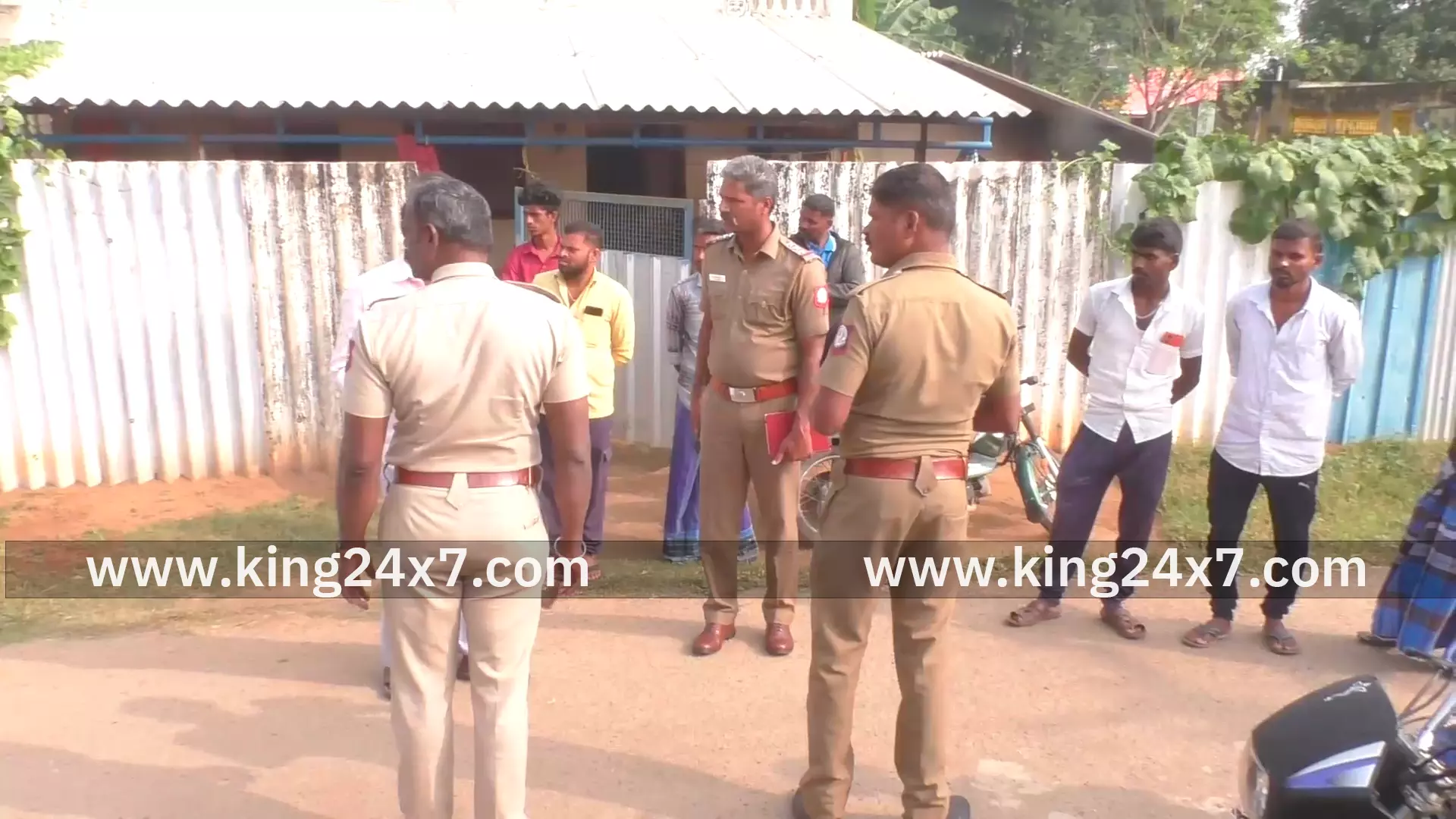 மணப்பாறை அருகே வீட்டின் பூட்டை உடைத்து 2 லட்சம் பணம் நகை கொள்ளை போலீசார் விசாரணை மணப்பாறை அருகே வீட்டின் பூட்டை உடைத்து 2 லட்சம் பணம் நகை கொள்ளை போலீசார் விசாரணை