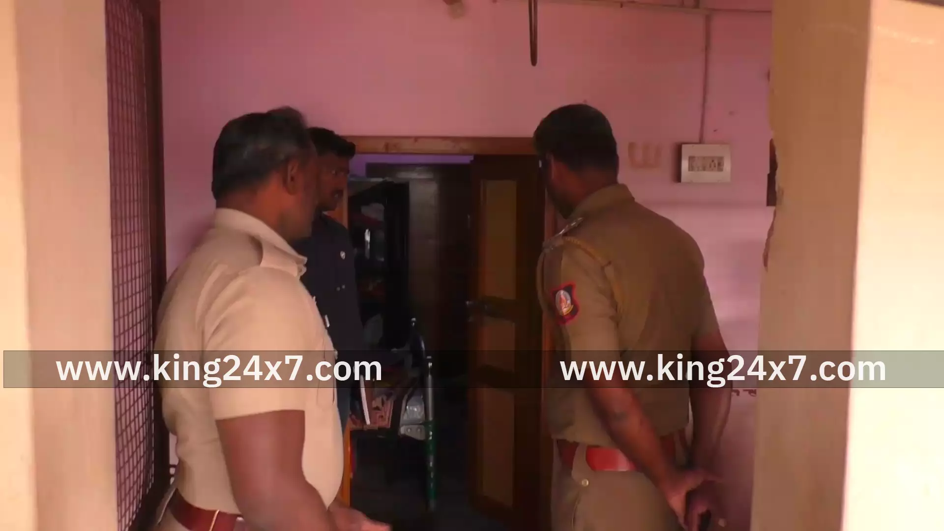 மணப்பாறை அருகே வீட்டின் பூட்டை உடைத்து 2 லட்சம் பணம் நகை கொள்ளை போலீசார் விசாரணை மணப்பாறை அருகே வீட்டின் பூட்டை உடைத்து 2 லட்சம் பணம் நகை கொள்ளை போலீசார் விசாரணை