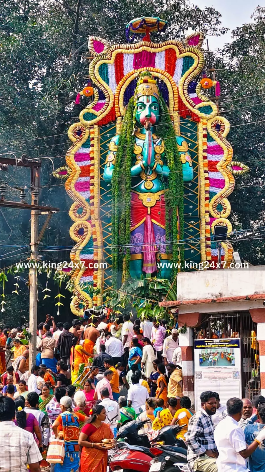 சோளிங்கர் தக்கான் குளக்கரையில் 32 அடி உயரமுள்ள ஆஞ்சநேயர் சிலைக்கு சிறப்பு பூஜை... சோளிங்கர் தக்கான் குளக்கரையில் 32 அடி உயரமுள்ள ஆஞ்சநேயர் சிலைக்கு சிறப்பு பூஜை...