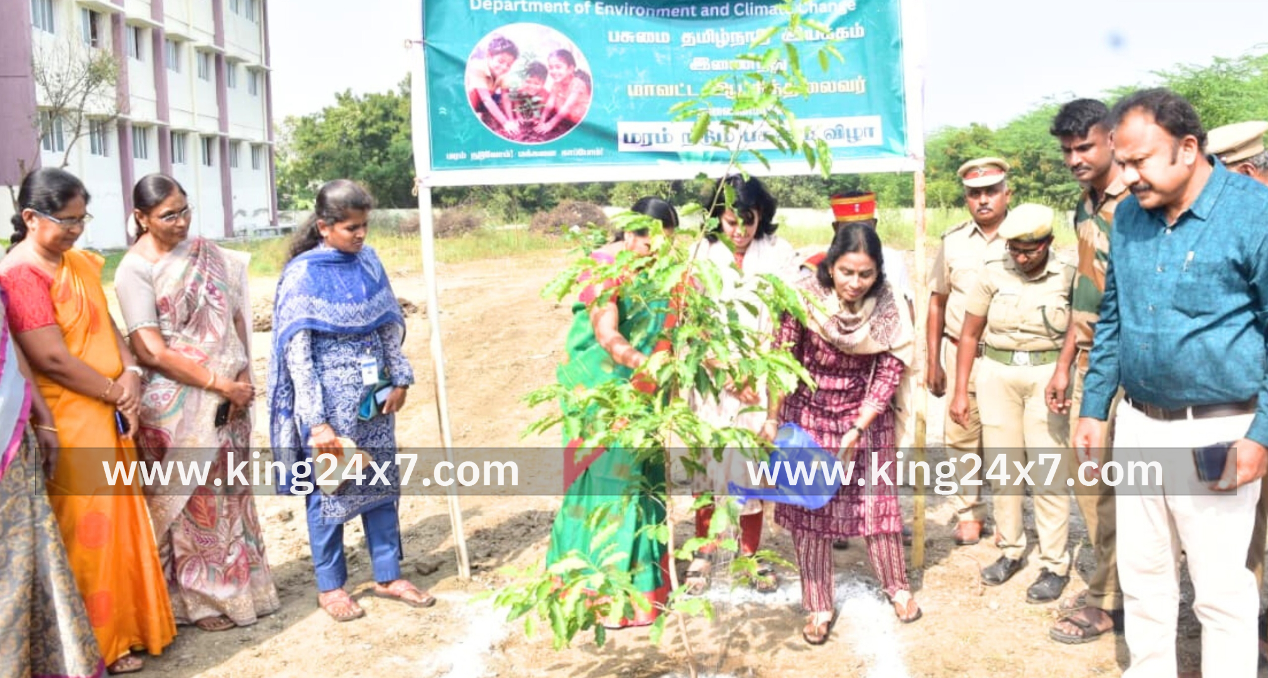 பசுமை தமிழ்நாடு இயக்கம் இணைந்து நடத்திய பசுமை விழாவில் மரக்கன்றுகளை நட்டு வைத்து சிறப்பித்த மாவட்ட ஆட்சியர்.