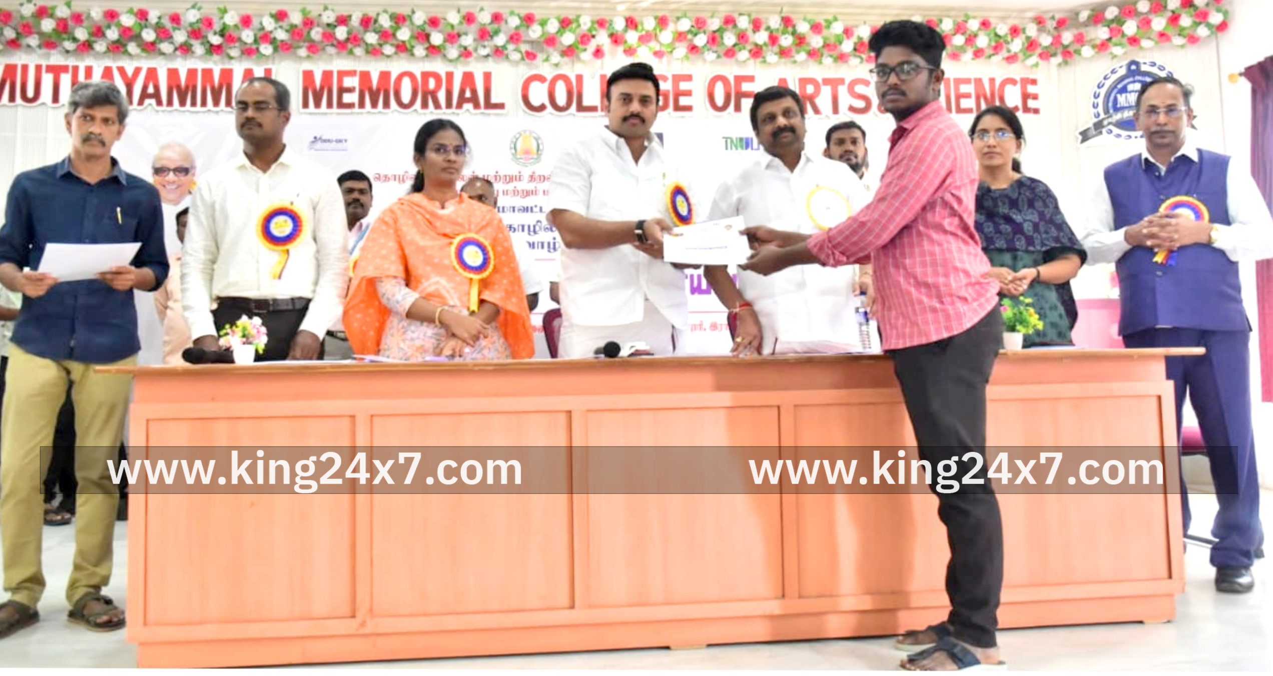 தனியார் துறை வேலைவாய்ப்பு முகாமில் 
தேர்வு செய்யப்பட்ட நபர்களுக்கு பணி நியமன ஆணைகளை வழங்கிய அமைச்சர் மா. மதிவேந்தன்.