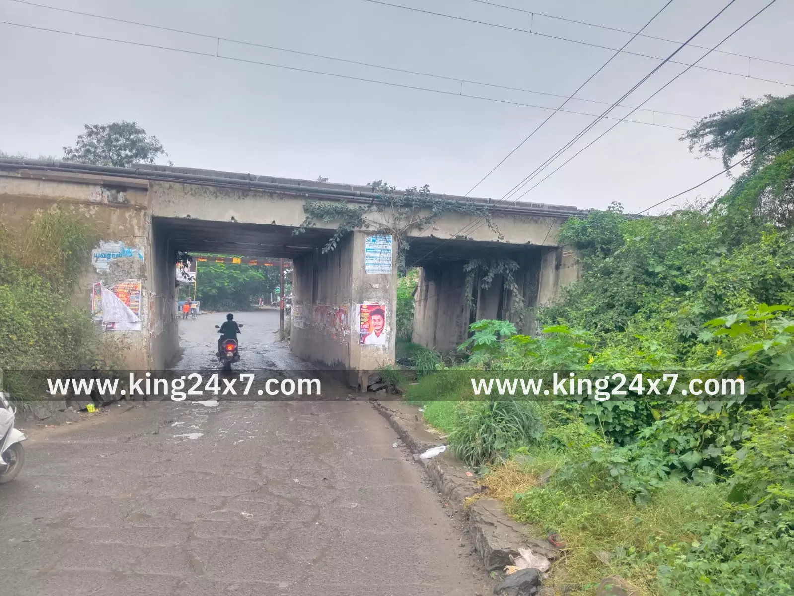 ரயில்வே பாலத்தில் உயர்மட்ட மேம்பாலம் அமைக்க கோரிக்கை