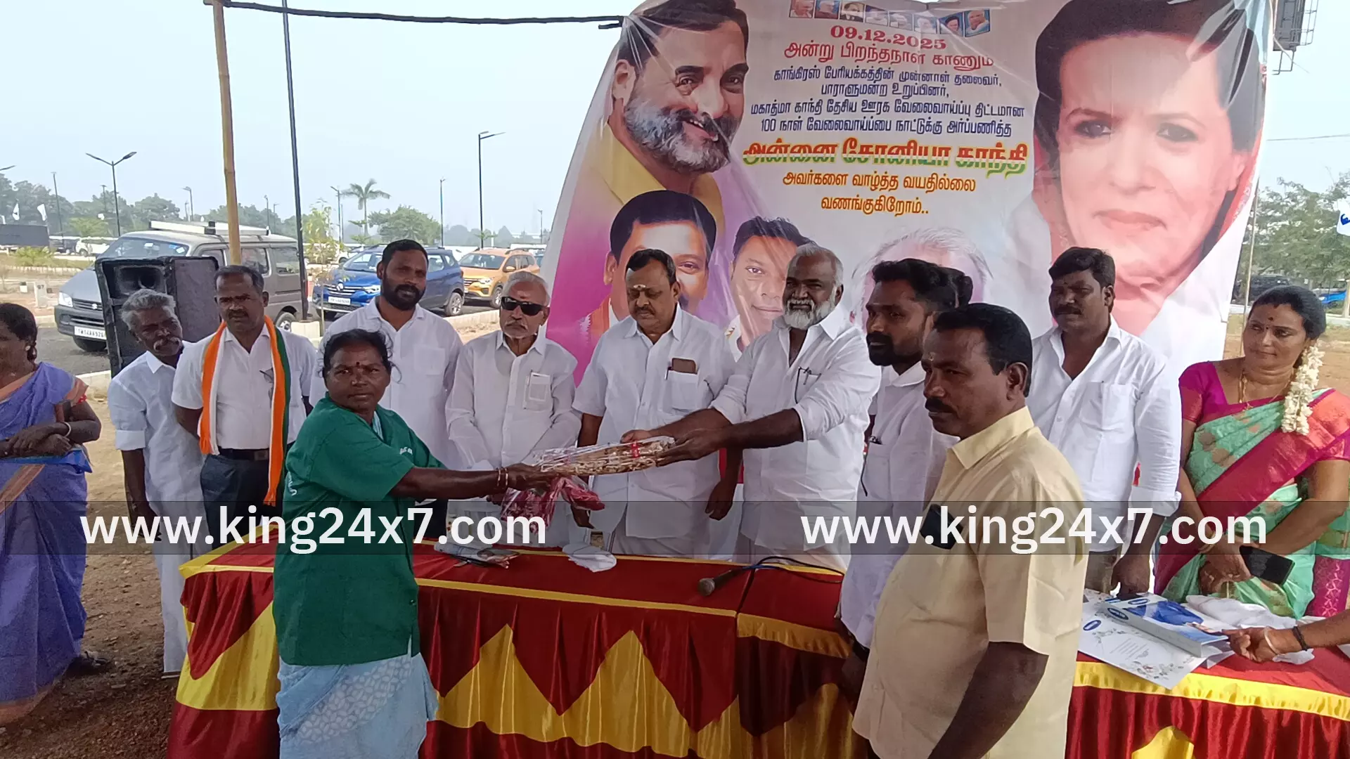 அன்னை சோனியா காந்தி  பிறந்தநாள் விழா சிறுவாபுரியில் அறுசுவை அன்னதானம் வழங்கி காங்கிரஸ் கட்சியினர் கொண்டாடினர்