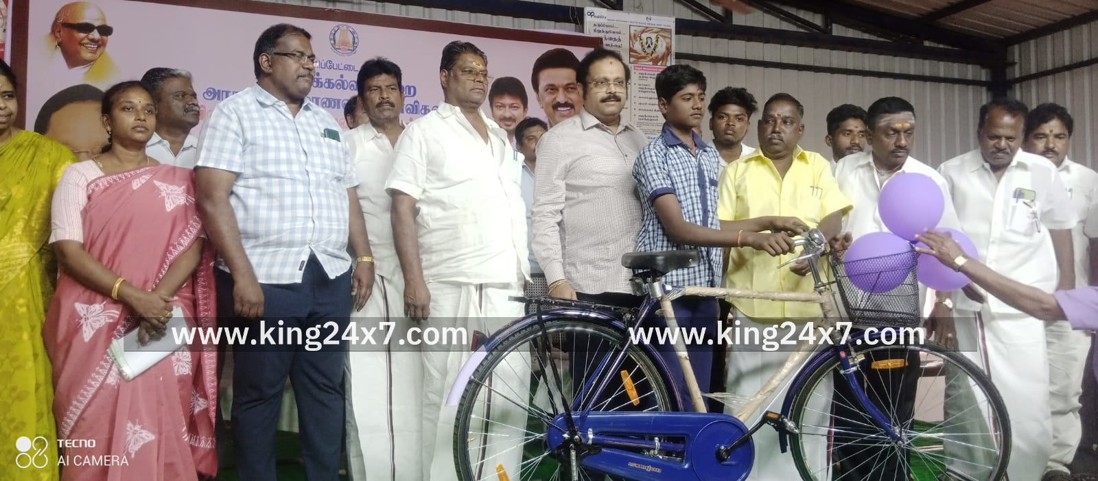 ராணிப்பேட்டை அடுத்த லாலாபேட்டை பகுதியில் உள்ள அரசினர் மேல்நிலைப்பள்ளியில் மாணவ மாணவிகளுக்கு 7.25 லட்சம் ரூபாய் மதிப்பிலான விலையில்லா மிதிவண்டிகள் வழங்கும் நிகழ்ச்சி