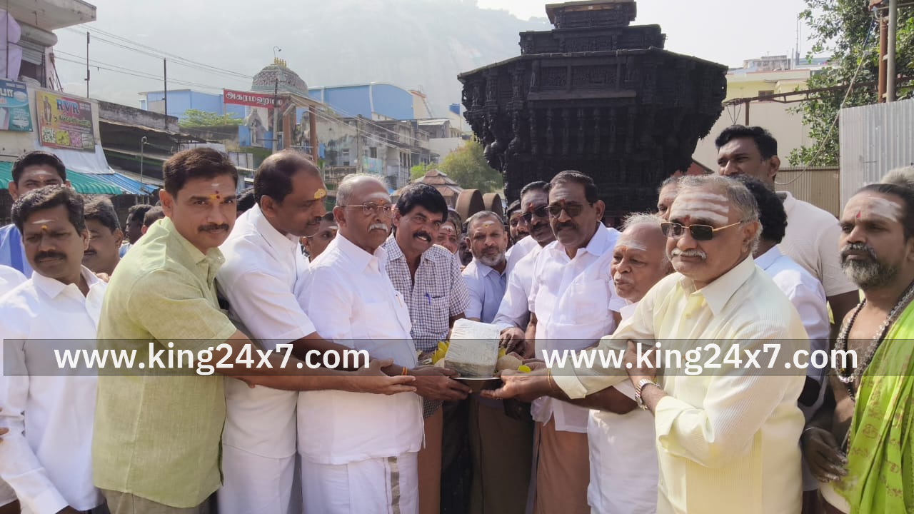 திருச்செங்கோடு அர்த்தநாரீஸ்வரர் கோவில் பெரிய தேருக்கு பிஆர்டி நிறுவனங்களின் சார்பில் 7 டன் எடையுள்ள ரூ10 லட்சம் மதிப்பிலான தேர் சக்கரத்திற்கு பொருத்தும் இரும்பு அச்சு வழங்கல்