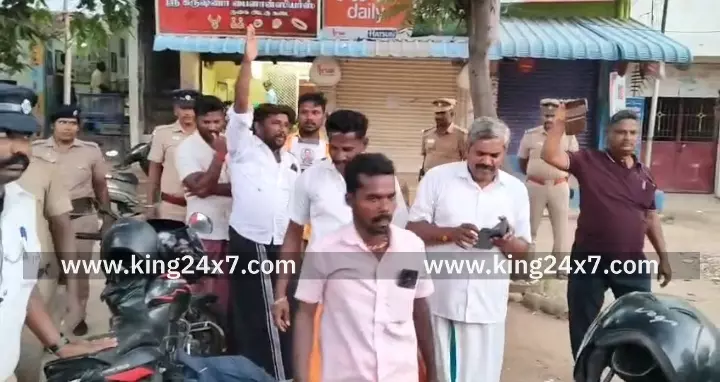 கிருஷ்ணராயபுரத்தில்மோட்ச தீபம் ஏற்ற என்ற இந்து முன்னணியினர் கைது. கிருஷ்ணராயபுரத்தில்மோட்ச தீபம் ஏற்ற என்ற இந்து முன்னணியினர் கைது.