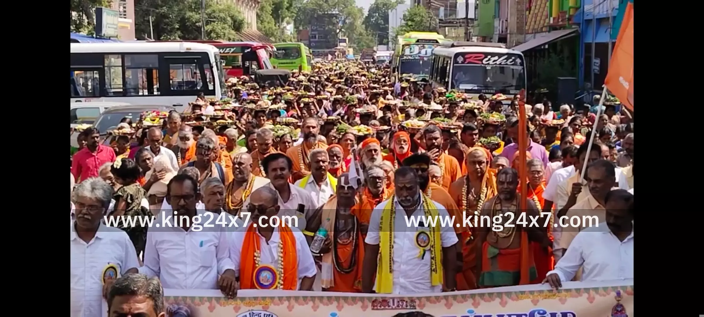 திருப்பாவை முற்றோருதல் விழாவில் ஆயிரக்கணக்கான பெண்கள்   ஸ்ரீ ஆண்டாளுக்கு சீர்வரிசை வழங்கினார்