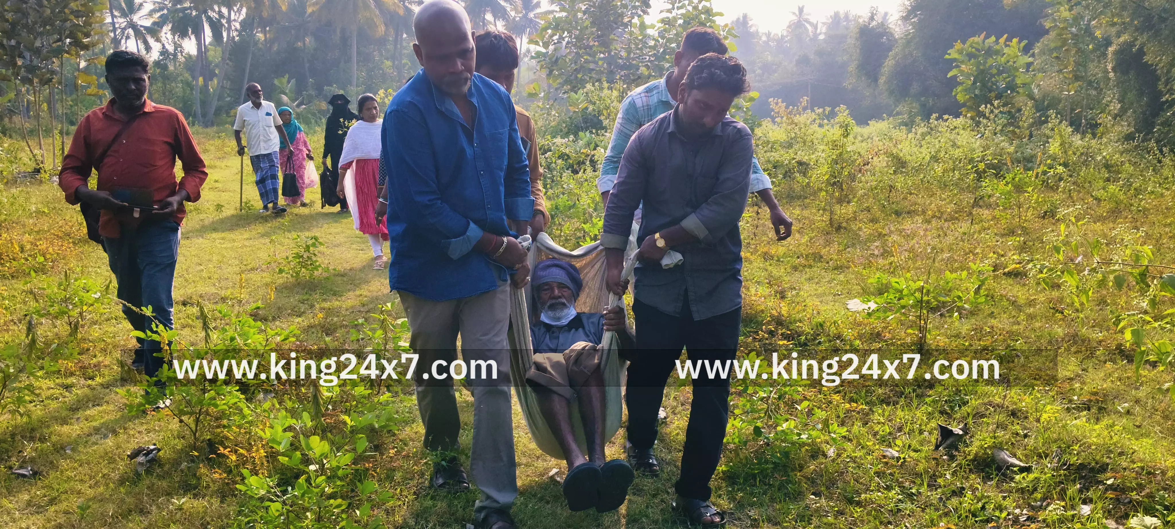 தர்மபுரி அருகே வயதான தம்பதியரை மீட்டு மருத்துவமனையில் சேர்த்த