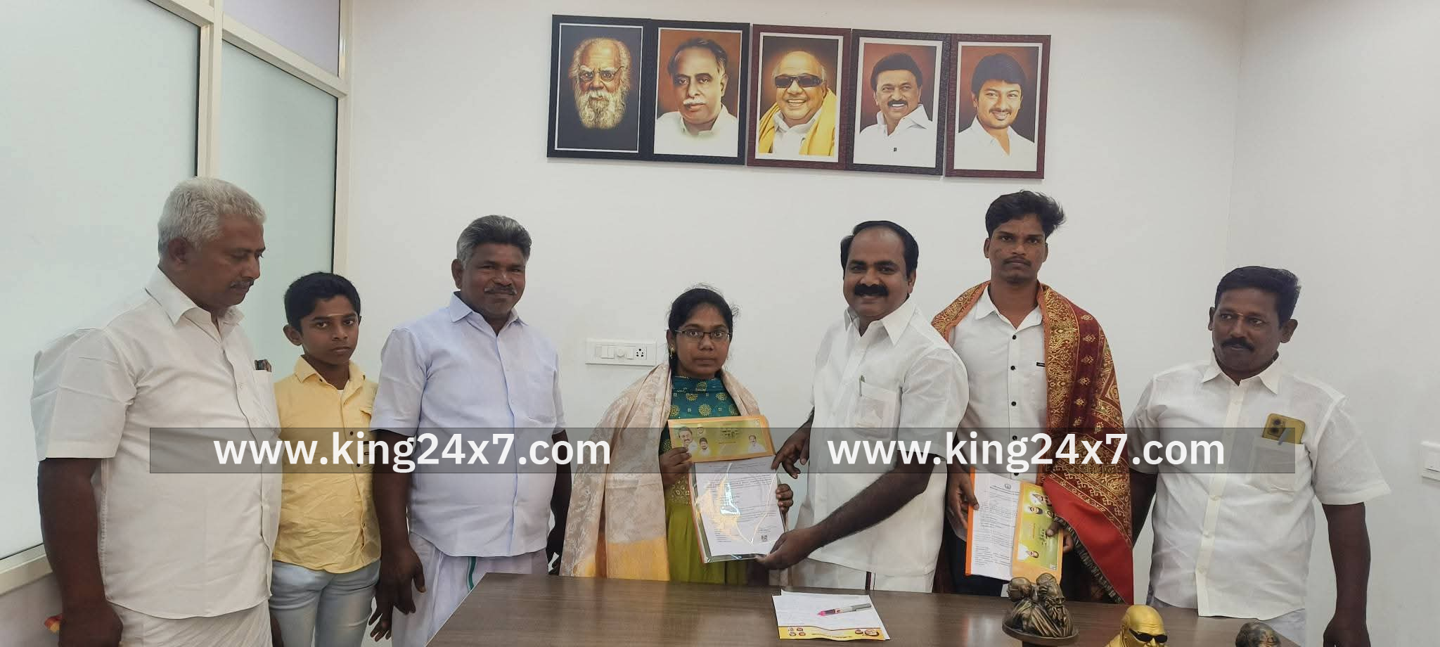 குருப் - 4 தேர்வில் வெற்றி பெற்றவருக்கு வாழ்த்து தெரிவித்த.அமைச்சர்