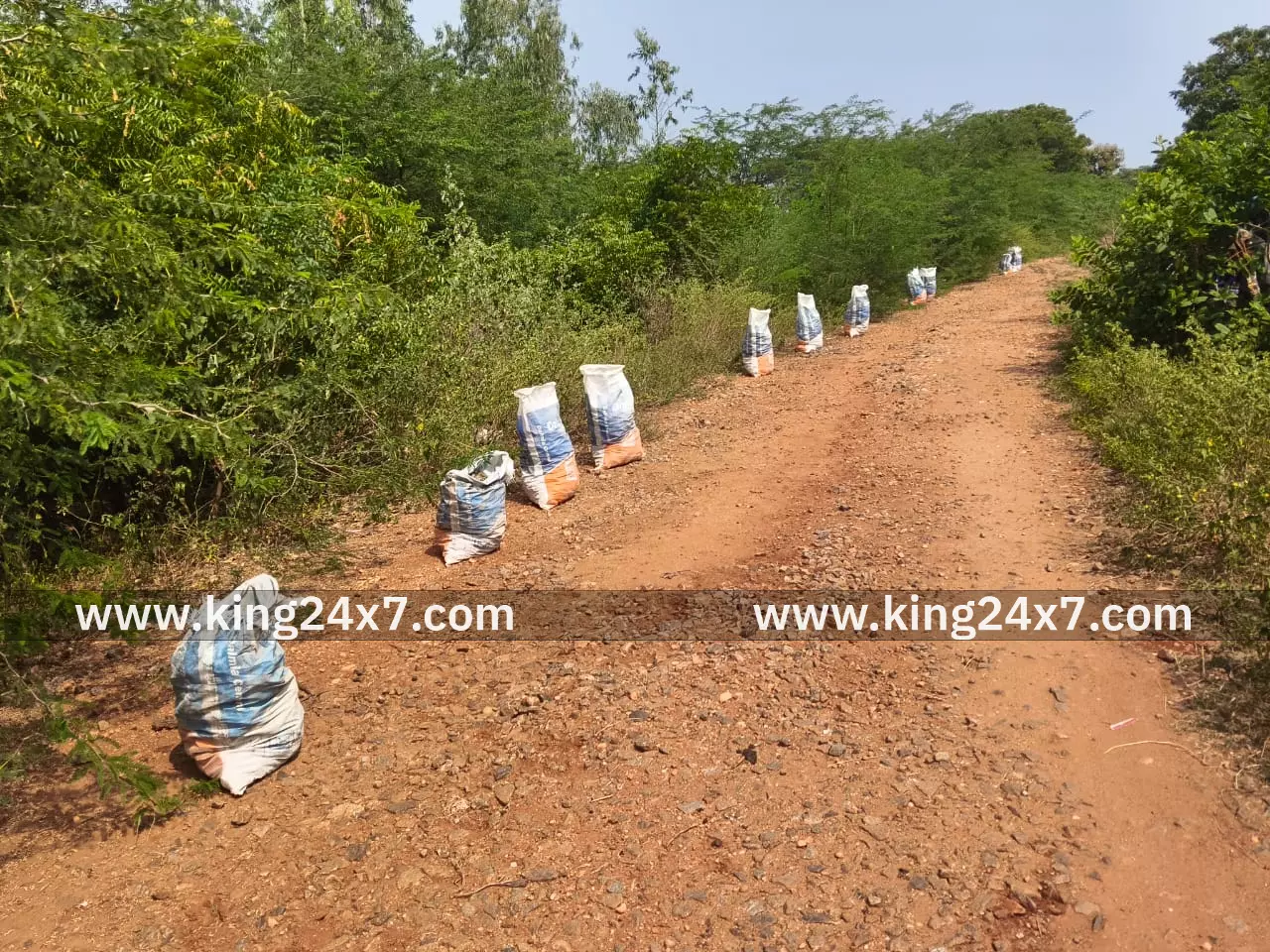 கிருஷ்ணராயபுரம் அருகே ஜல்லிக்கற்கள் பெயர்ந்து காணப்படும் சாலை