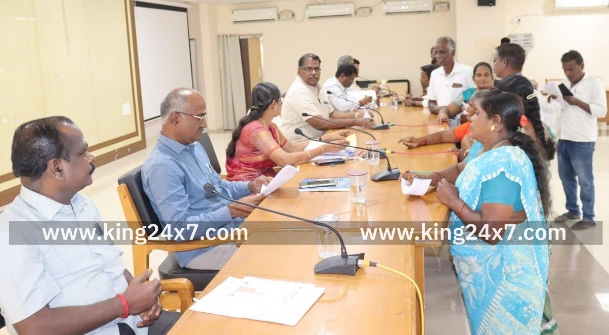 ராணிப்பேட்டை மாவட்ட  ஆட்சித்தலைவர் அலுவலக கூட்டரங்கில் நடைபெற்ற திங்கள் கிழமை மக்கள் குறைதீர்வு நாள் கூட்டத்தில் பொதுமக்களிடமிருந்தும்,