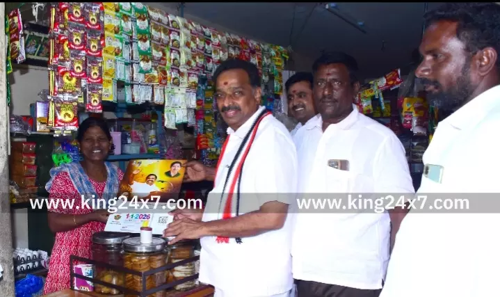 கரூர்-நாட்காட்டிகளை வழங்கி வாக்கு சேகரிக்கும் பணியில் ஈடுபட்டார் முன்னாள் அமைச்சர் எம் ஆர் விஜயபாஸ்கர்.