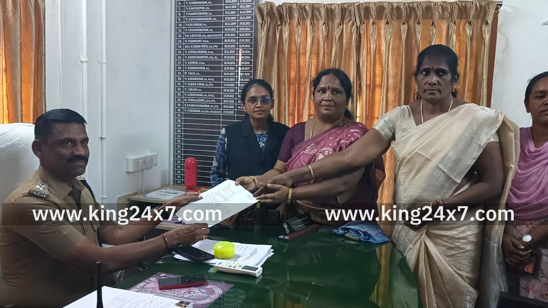 கட்சி பெண் நிர்வாகி வீட்டில் அத்து மீறி உள்ளே நுழைந்த தவெக  மாவட்ட செயலாளராக இருந்த செந்தில்நாதன் மீது நடவடிக்கை எடுக்க கோரி பெண்கள் டிஎஸ்பியிடம் மனு