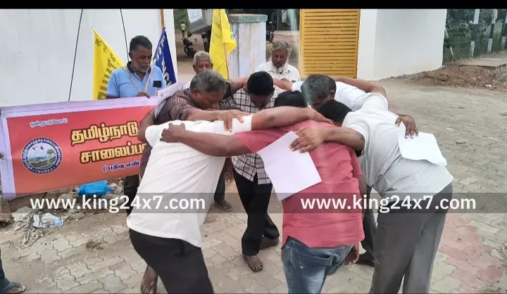 கரூரில் தமிழ்நாடு நெடுஞ்சாலைத்துறை சாலை பணியாளர்கள் கோரிக்கைகளை வலியுறுத்தி ஒப்பாரி முழக்க போராட்டத்தில் ஈடுபட்டனர்.