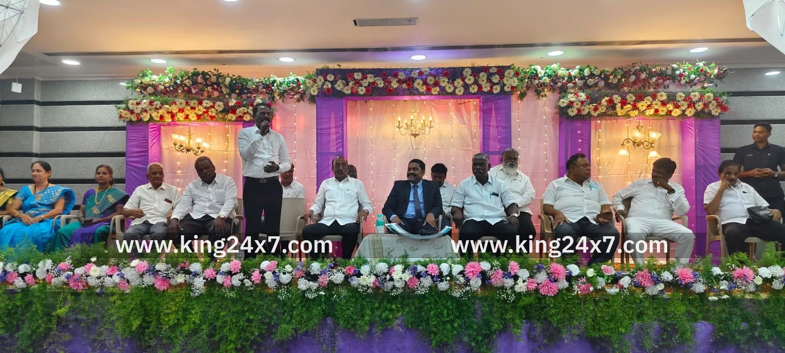 ராணிப்பேட்டை மாவட்டம் முத்துக்கடை அருகே உள்ள தனியார் திருமண மண்டபத்தில்வழக்கறிஞர்கள் சங்கங்களின் நிர்வாகிகள் மற்றும் வழக்கறிஞர்கள் சங்கமம் நிகழ்ச்சி