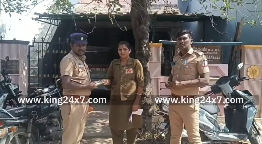 நாகையில் சாலையில் கிடந்த 50 ஆயிரம் பணக்கட்டை எடுத்து காவல்துறையிடம் ஒப்படைத்த பெண் போஸ்ட்மென்; குவியும் பாராட்டுக்கள்!!