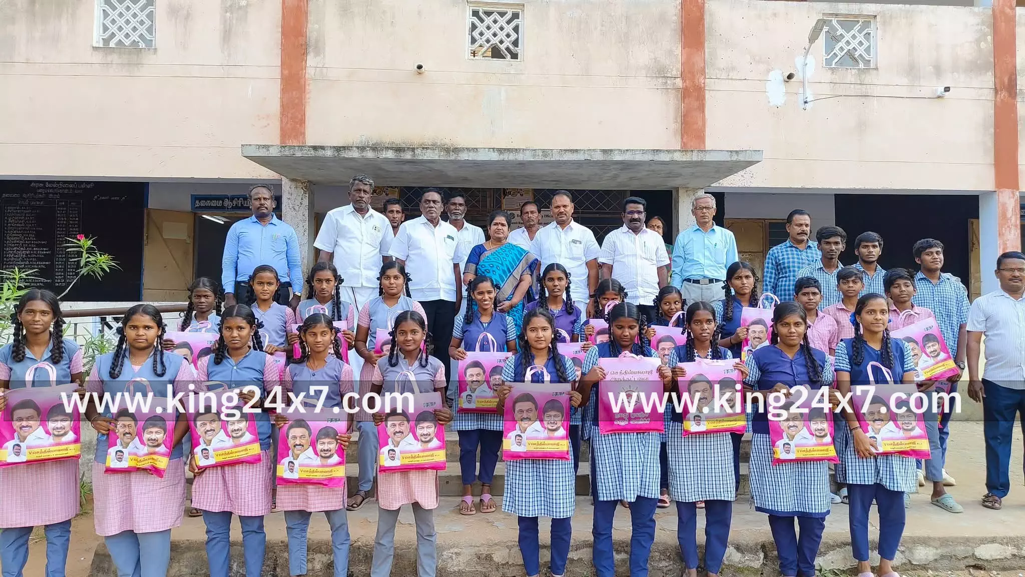 கிருஷ்ணராயபுரத்தில் அரசு பள்ளி மாணவ,மாணவிகளுக்கு வினா விடை தொகுப்பு வழங்கப்பட்டது