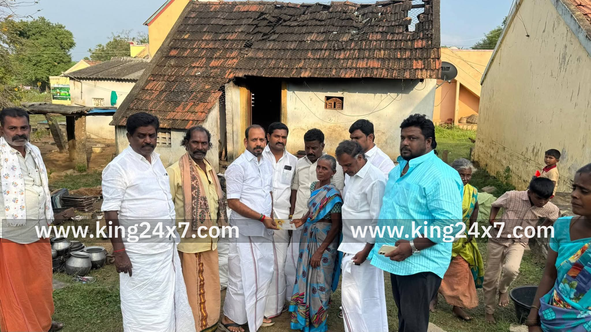 தீ விபத்து ஏற்பட்ட வீட்டுக்கு சென்ற அதிமுக நிர்வாகிகள் ஆறுதல்