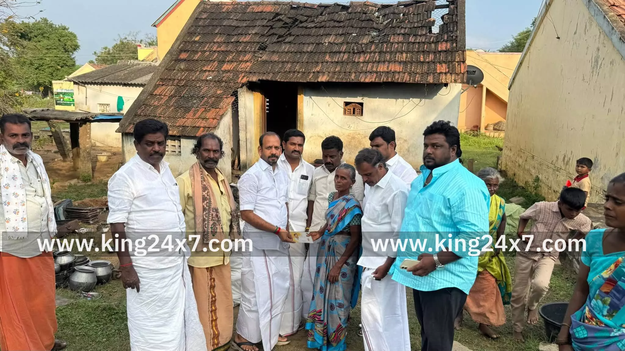 தீ விபத்து ஏற்பட்ட வீட்டுக்கு சென்ற அதிமுக நிர்வாகிகள் ஆறுதல்