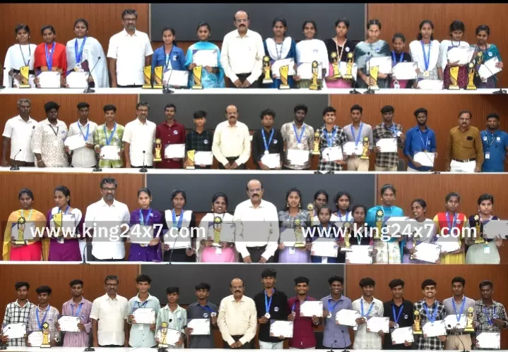 கரூர்-ஆதி கலைக்கோல் பட்டறை பயிற்சியில் வெற்றி பெற்ற மாணாக்கர்களுக்கு மாவட்ட ஆட்சியர் பரிசு வழங்கி பாராட்டினார். கரூர்-ஆதி கலைக்கோல் பட்டறை பயிற்சியில் வெற்றி பெற்ற மாணாக்கர்களுக்கு மாவட்ட ஆட்சியர் பரிசு வழங்கி பாராட்டினார்.