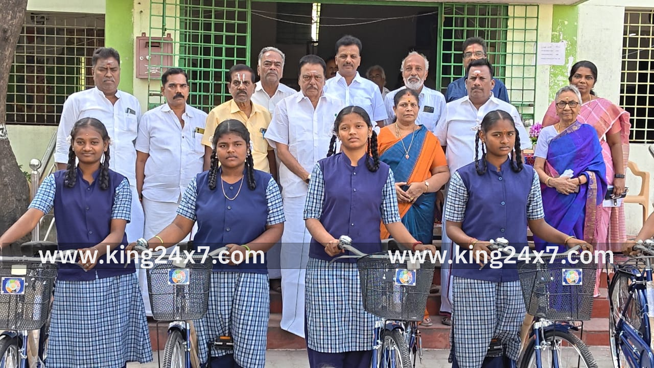 சோளிங்கர் அரசு மகளிர் மேல்நிலைப் பள்ளியில் தமிழக அரசின் விலை இல்லா மிதிவண்டி 388 மாணவிகளுக்கு சோளிங்கர் எம்எல்ஏ ஏ.எம் முனிரத்தினம் வழங்கினார்.