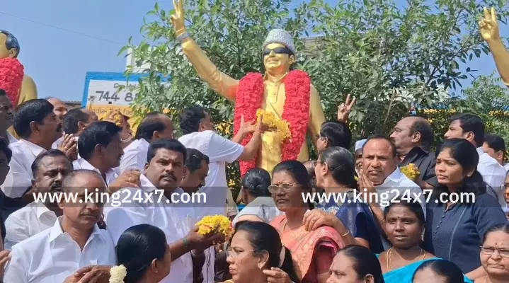கரூரில் மறைந்த தமிழக முன்னாள் முதலமைச்சர் எம்ஜிஆர் 38வது நினைவு நாளை முன்னிட்டு அதிமுகவினர் புகழஞ்சலி.