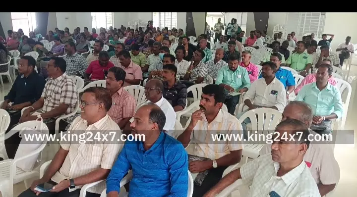 கரூரில் தமிழ்நாடு உயர்நிலை- மேல்நிலை பட்டதாரி ஆசிரியர் சங்கத்தின் மாநில பொதுக்குழு கூட்டம் நடைபெற்றது. கரூரில் தமிழ்நாடு உயர்நிலை- மேல்நிலை பட்டதாரி ஆசிரியர் சங்கத்தின் மாநில பொதுக்குழு கூட்டம் நடைபெற்றது.