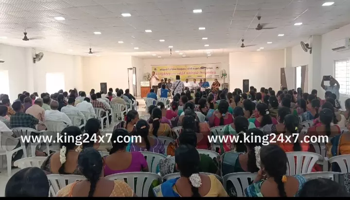 கரூரில் தமிழ்நாடு உயர்நிலை- மேல்நிலை பட்டதாரி ஆசிரியர் சங்கத்தின் மாநில பொதுக்குழு கூட்டம் நடைபெற்றது. கரூரில் தமிழ்நாடு உயர்நிலை- மேல்நிலை பட்டதாரி ஆசிரியர் சங்கத்தின் மாநில பொதுக்குழு கூட்டம் நடைபெற்றது.