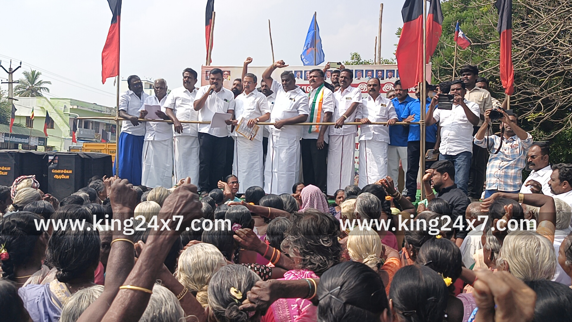 நாமக்கல் மேற்கு மாவட்ட திமுக சார்பில் மகாத்மா காந்தி ஊரக வேலைவாய்ப்பு உறுதி அளிப்பு திட்டத்தில் காந்தியடிகள் பெயரை நீக்கியதைகண்டித்து ஒன்றிய அலுவலகங்கள் முன் திமுகஆர்ப்பாட்டம்