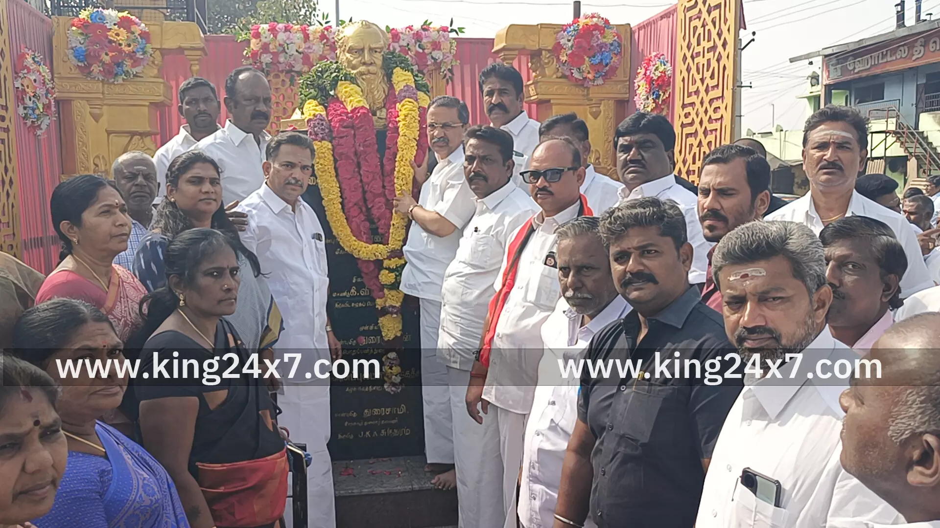 தந்தை பெரியாரின் 52 வது நினைவு தினத்தை ஒட்டி புதிய பேருந்து நிலையம் அருகே உள்ள பெரியாரின் சிலைக்கு நாமக்கல் மேற்கு மாவட்ட திமுக செயலாளர் கே எஸ் மூர்த்தி தலைமையில்மரியாதை