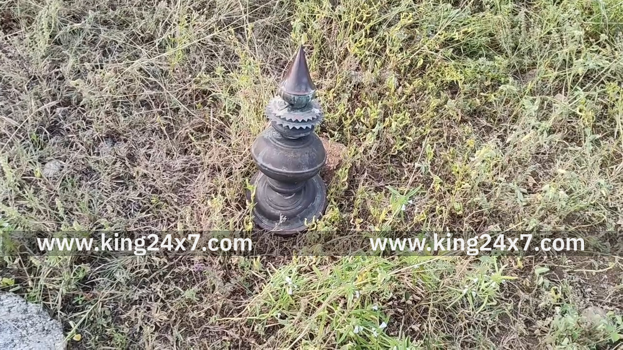 சங்கரமலைப்பட்டி மலை உச்சியில் திருடு போன கோபுர கலசத்தை கோவிலின் அருகே வீசி சென்ற மர்ம நபர்கள்