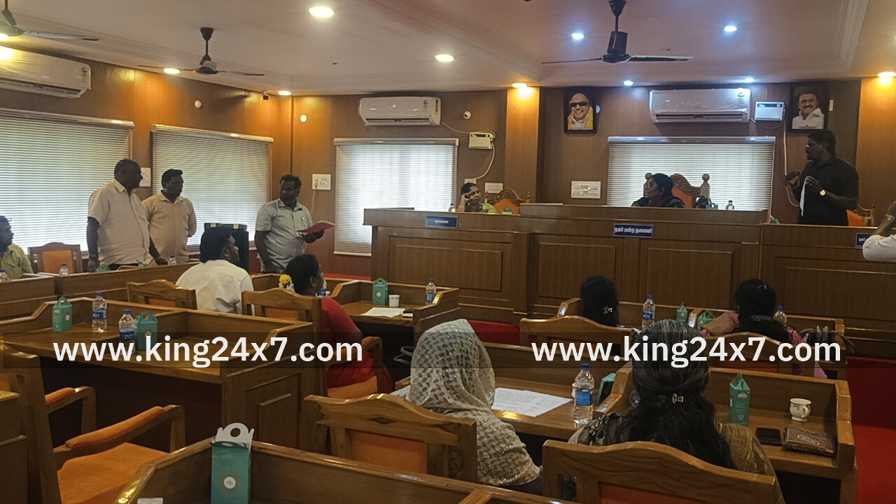 பொன்னேரி நகராட்சி நகர் மன்ற கூட்டத்தில் சாலை அமைக்கவும் பூங்காவை திறக்க கோரி உறுப்பினர்கள் கடும் வாக்குவாதத்தில் ஈடுபட்டனர்.