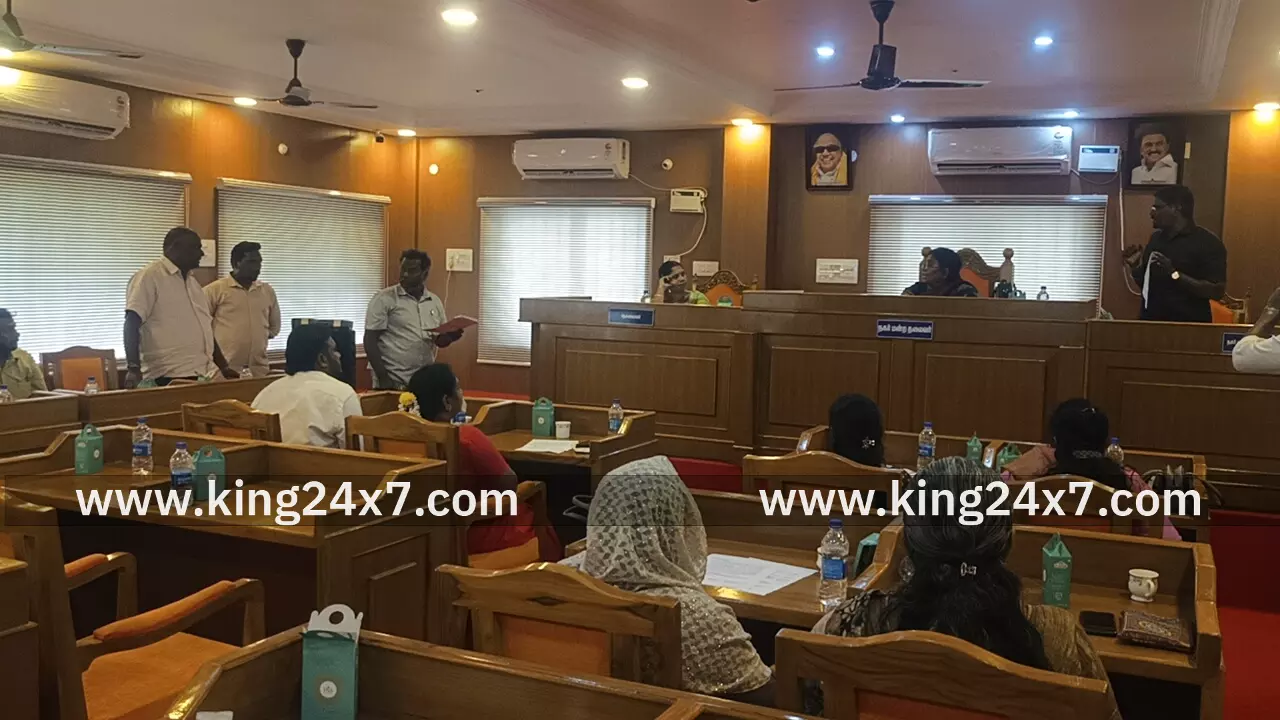 பொன்னேரி நகராட்சி நகர் மன்ற கூட்டத்தில் சாலை அமைக்கவும் பூங்காவை திறக்க கோரி உறுப்பினர்கள் கடும் வாக்குவாதத்தில் ஈடுபட்டனர்.