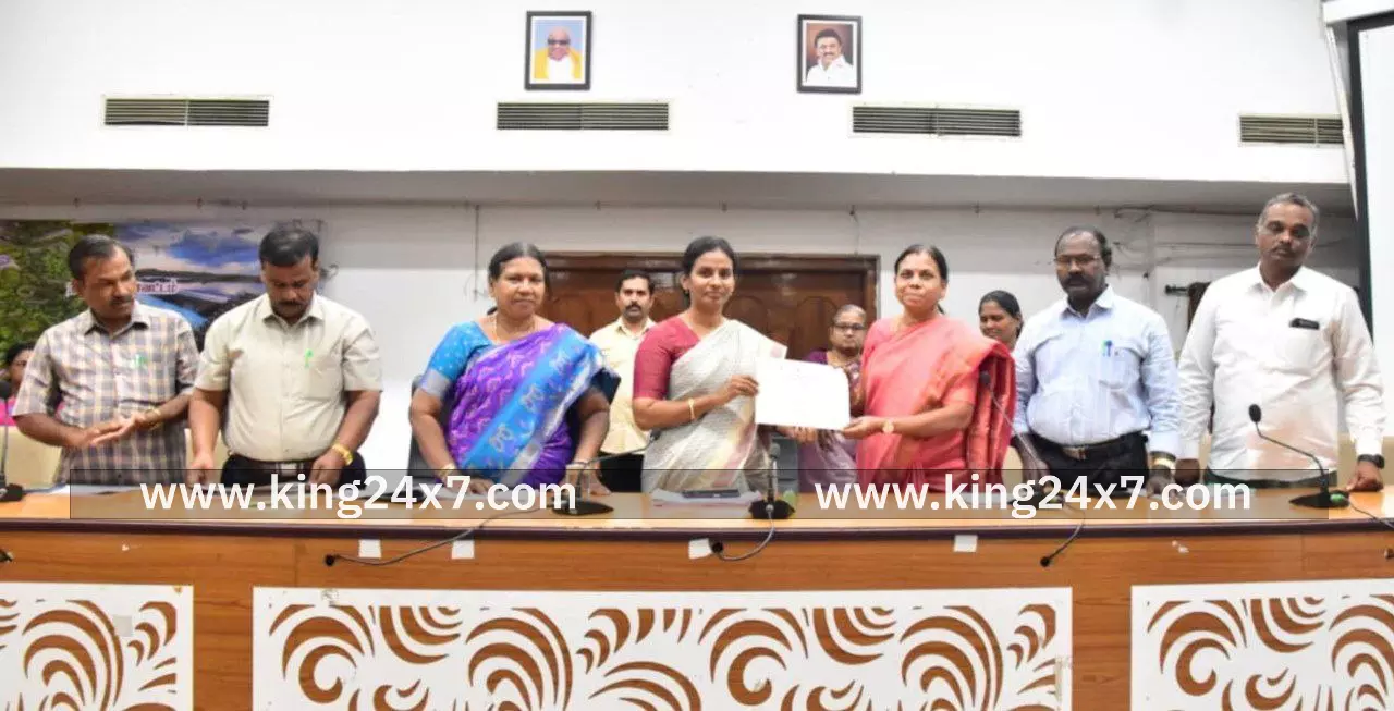 நாமக்கல் மாவட்ட ஆட்சியர் தூய்மை மற்றும் மதிப்பீட்டு திட்டத்தின் மூலம் 5 நட்சத்திரங்கள் பெற்ற பள்ளிகளில் மாவட்ட அளவில் தேர்ந்தெடுக்கப்பட்ட 8 பள்ளிகளுக்கு பாராட்டுச் சான்றிதழ்களை வழங்கினார். நாமக்கல் மாவட்ட ஆட்சியர் தூய்மை மற்றும் மதிப்பீட்டு திட்டத்தின் மூலம் 5 நட்சத்திரங்கள் பெற்ற பள்ளிகளில் மாவட்ட அளவில் தேர்ந்தெடுக்கப்பட்ட 8 பள்ளிகளுக்கு பாராட்டுச் சான்றிதழ்களை வழங்கினார்.