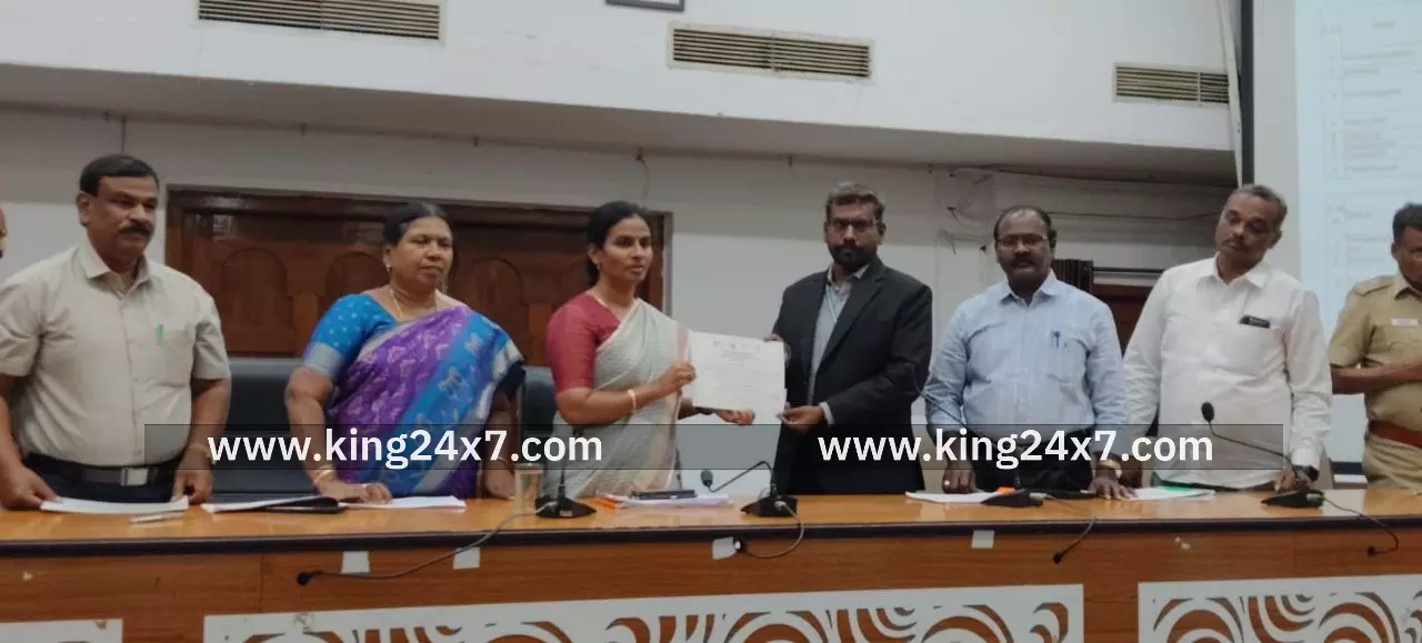 நவோதயா அகாடமி சீனியர் செகண்டரி பள்ளிக்கு ஐந்து நட்சத்திர விருதினை மாவட்ட ஆட்சியர் வழங்கி பாரட்டினார். நவோதயா அகாடமி சீனியர் செகண்டரி பள்ளிக்கு ஐந்து நட்சத்திர விருதினை மாவட்ட ஆட்சியர் வழங்கி பாரட்டினார்.