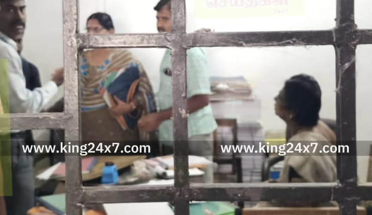 திண்டுக்கல் A.வெள்ளோடு பகுதியை சேர்ந்த பிரியதர்ஷன்(30) என்பவருக்கு டாக்டர் முத்துலட்சுமி ரெட்டி நினைவு கலப்பு திருமண உதவித் திட்டத்தின் கீழ் உதவித்தொகையை தருவதற்கு