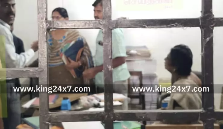 திண்டுக்கல் A.வெள்ளோடு பகுதியை சேர்ந்த பிரியதர்ஷன்(30) என்பவருக்கு டாக்டர் முத்துலட்சுமி ரெட்டி நினைவு கலப்பு திருமண உதவித் திட்டத்தின் கீழ் உதவித்தொகையை தருவதற்கு