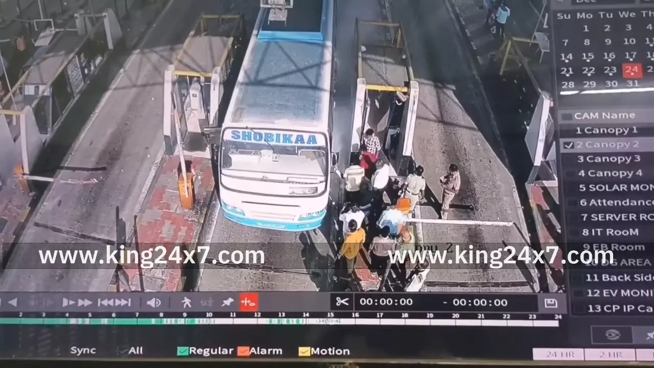 மணவாசி சுங்கச்சாவடியில் தனியார் டெக்ஸ்டைல் பேருந்தின் இன்ஜினில் இருந்து வெளிவந்த கரும்புகை