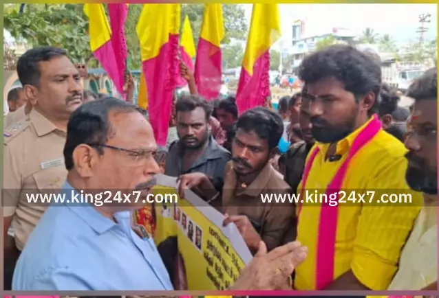 அடிப்படை வசதிகள் செய்து தராத ஊராட்சி நிர்வாகத்தை கண்டித்து யூனியன் அலுவலகம் முற்றுகை அடிப்படை வசதிகள் செய்து தராத ஊராட்சி நிர்வாகத்தை கண்டித்து யூனியன் அலுவலகம் முற்றுகை