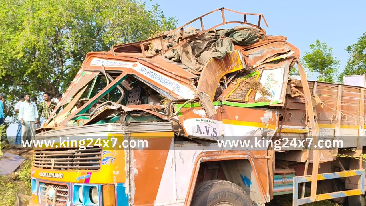 அறந்தாங்கி அருகே விபத்தில் சிக்கி அப்பளம் போல் நொறுங்கிய லாரி