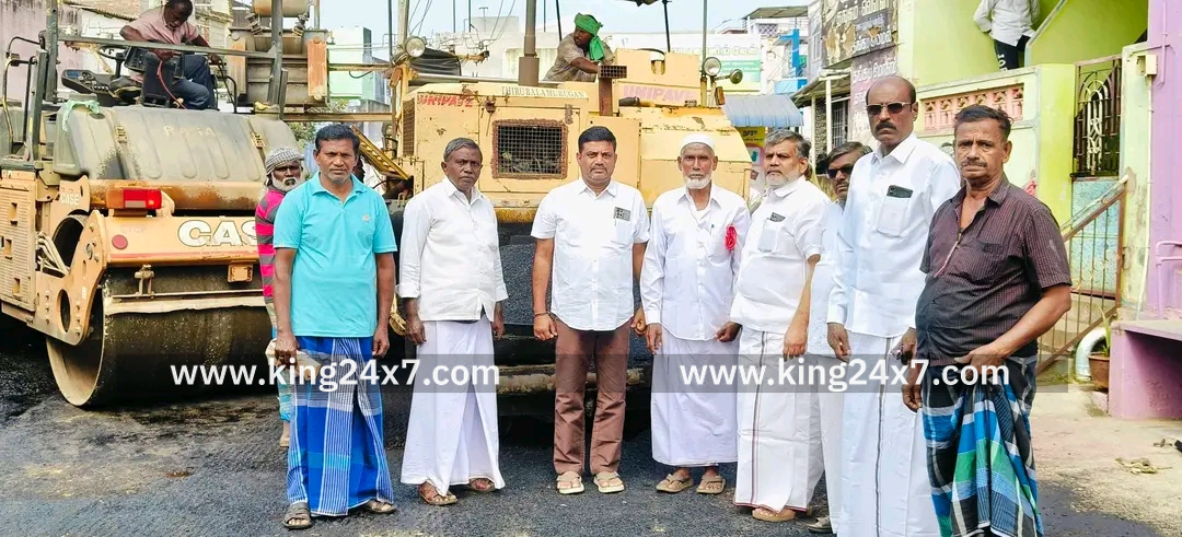 தார் சாலை அமைக்கும் பணியினை துவக்கி வைத்த நகராட்சி சேர்மன்