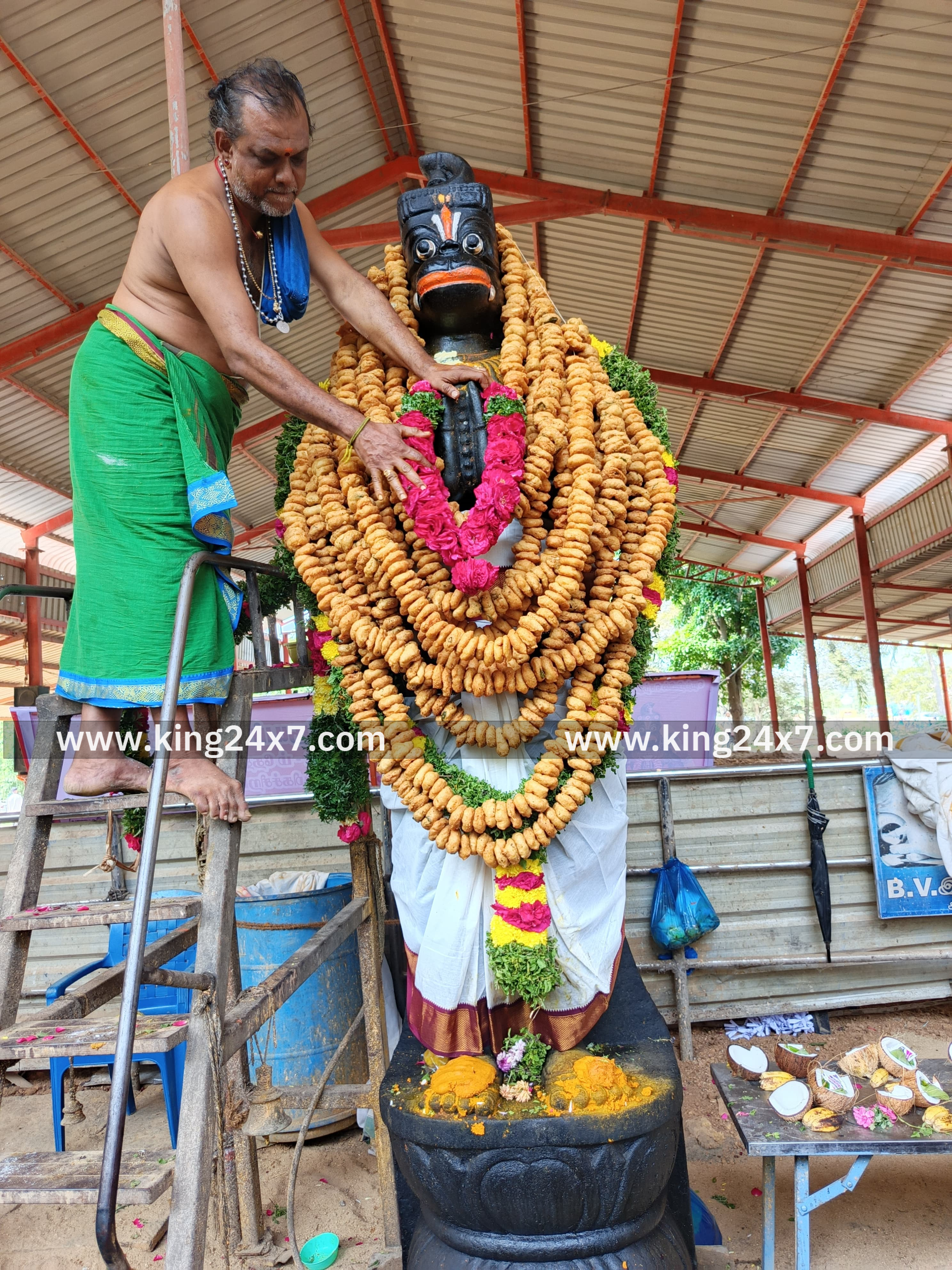 அழியாநிலை விஸ்வரூப ஆஞ்சநேயருக்கு வடை மாலை சாற்றி பக்தர்கள் வழிபாடு