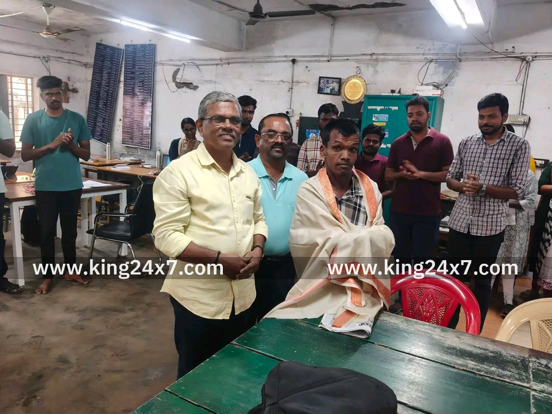 குரூப் 4 தேர்வில் வெற்றி பெற்ற மாணவருக்கு பாராட்டு விழா